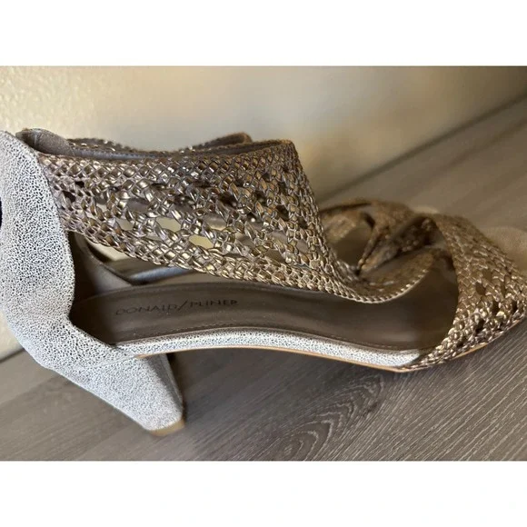 Donald Pliner Size 10 M Gold Woven Gladiator Heels Sandals Designer Old Money - Picture 3 of 8